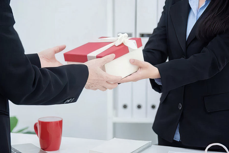 Khách hàng lựa chọn quà tặng trong cửa hàng vào dịp lễ